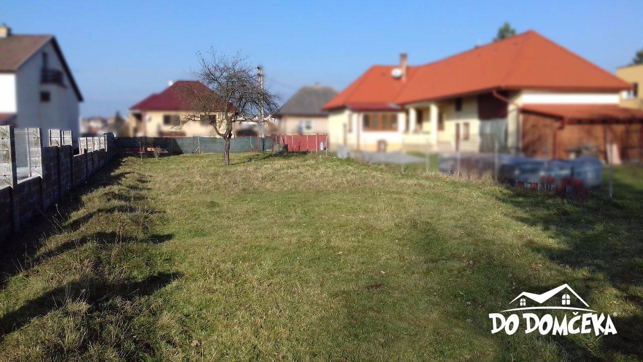 Ponúkame Vám na predaj rovinatý stavebný pozemok v obci Zvolenská Slatina
