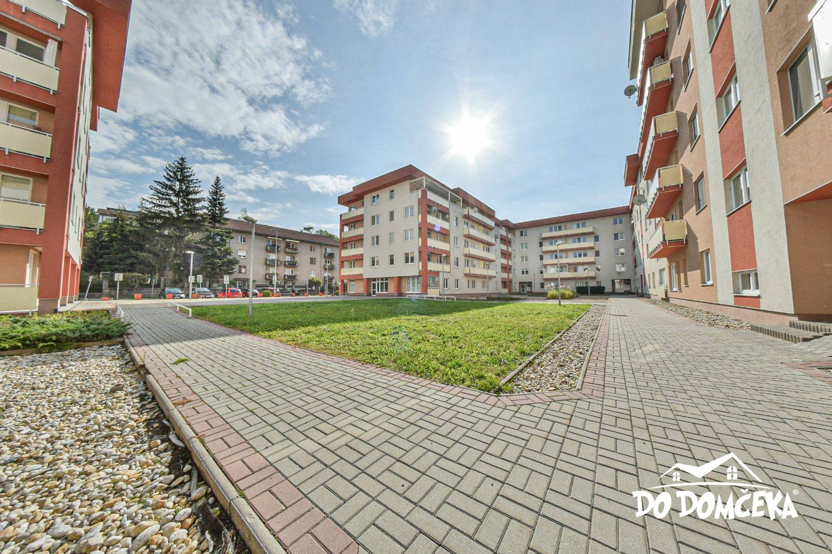 PREDANÉ Priestranný 2-izbový byt v centre mesta Banská Bystrica, ulica Bakossova