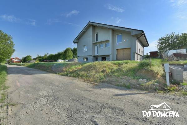 Dvojpodlažný rodinný dom vo výstavbe, obec Jelenec, Nitra